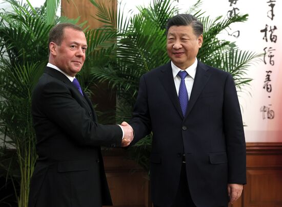 Официальный визит зампреда Совбеза РФ Д. Медведева в Китай