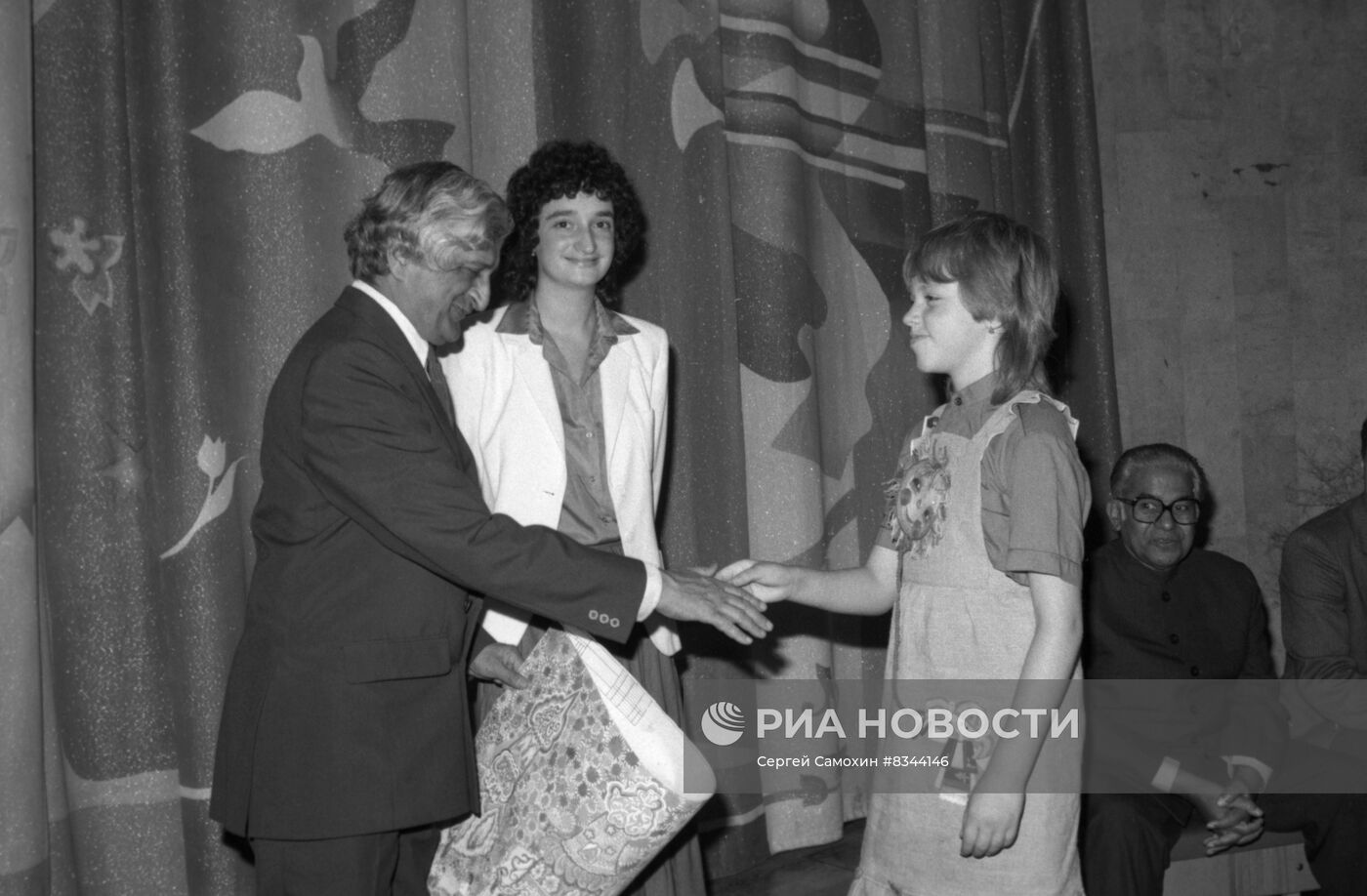 Победительница конкурса рисунка для почтовой марки "СССР и Индия"