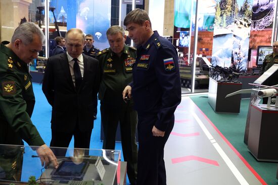 Президент РФ В. Путин провел расширенное заседание коллегии Минобороны РФ