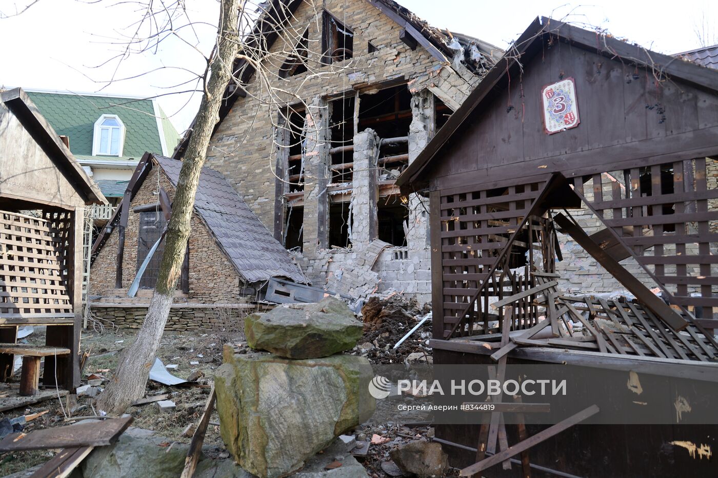 Обстрелянный ресторан "Шеш-Беш" в Донецке