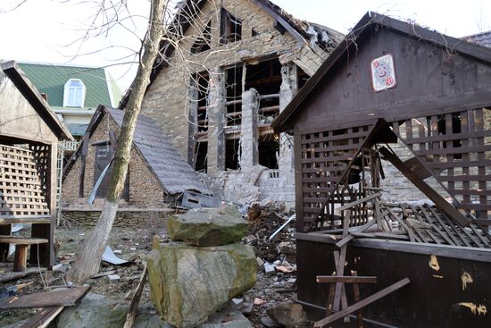 Обстрелянный ресторан "Шеш-Беш" в Донецке