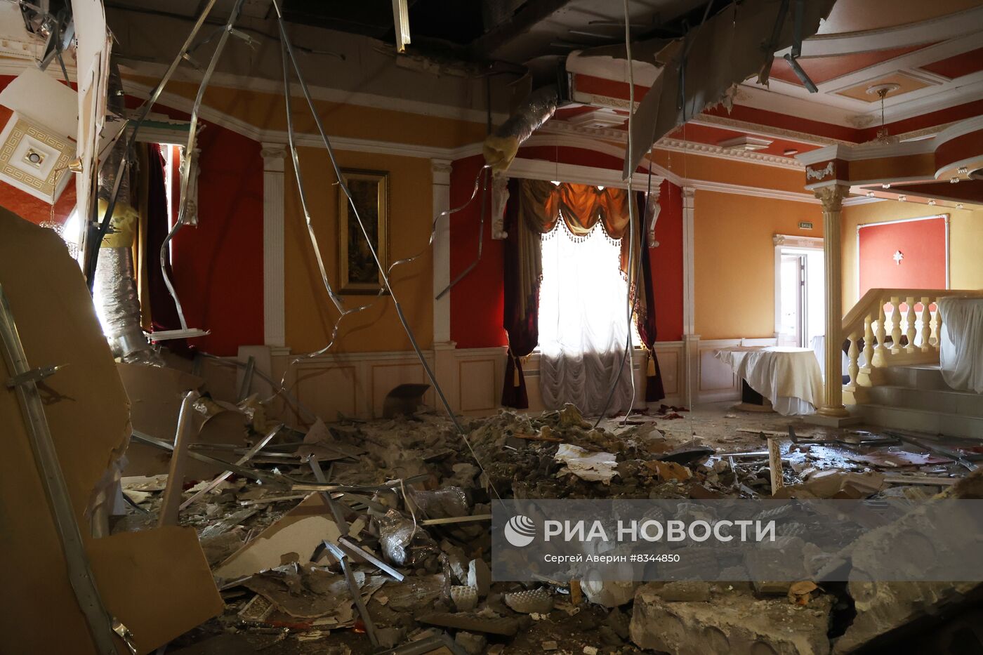 Обстрелянный ресторан "Шеш-Беш" в Донецке