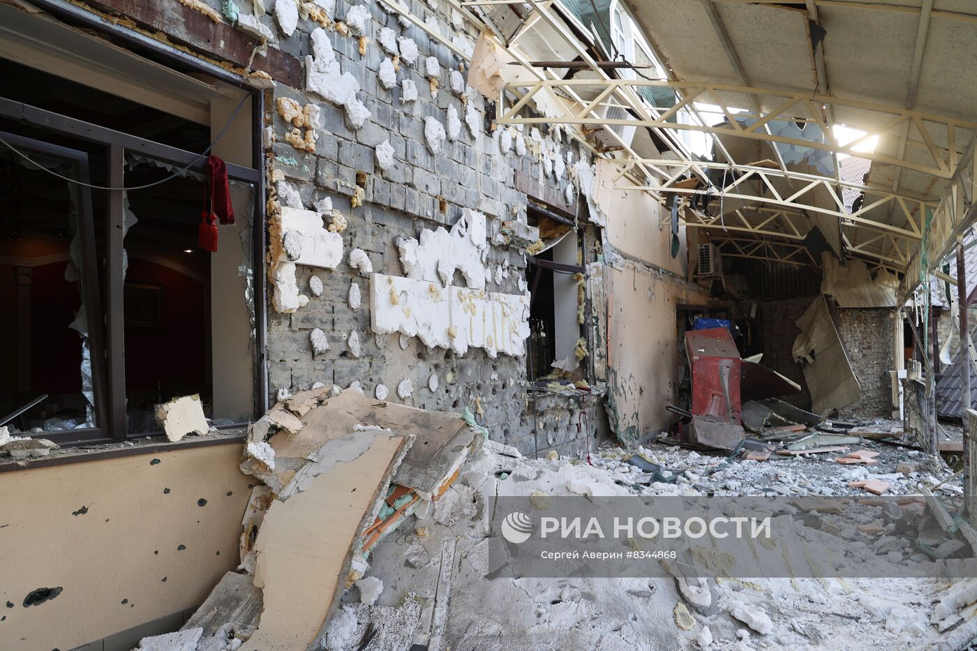 Обстрелянный ресторан "Шеш-Беш" в Донецке