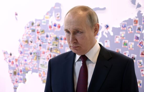 Президент РФ В. Путин посетил Дом молодежи и ЦВЗ "Манеж"