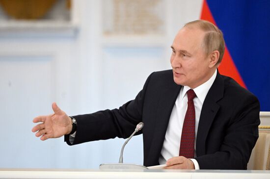 Президент РФ В. Путин провел заседание Госсовета по вопросам реализации молодёжной политики