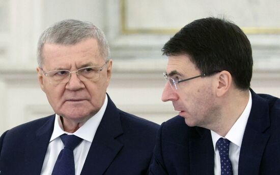 Президент РФ В. Путин провел заседание Госсовета по вопросам реализации молодёжной политики