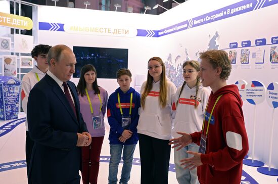 Президент РФ В. Путин посетил Дом молодежи и ЦВЗ "Манеж"
