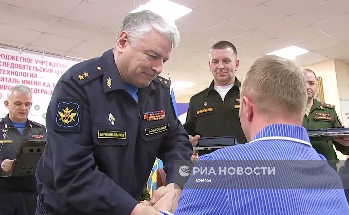 Участникам спецоперации, прошедшим переподготовку, вручены жилищные документы и госнаграды