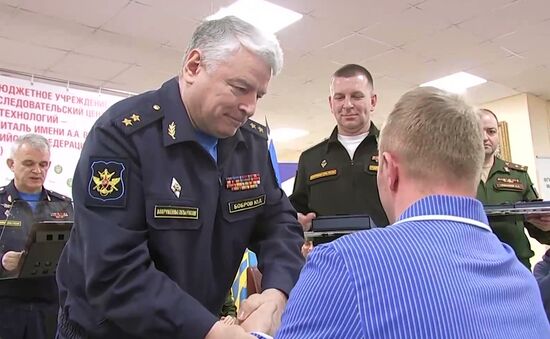 Участникам спецоперации, прошедшим переподготовку, вручены жилищные документы и госнаграды