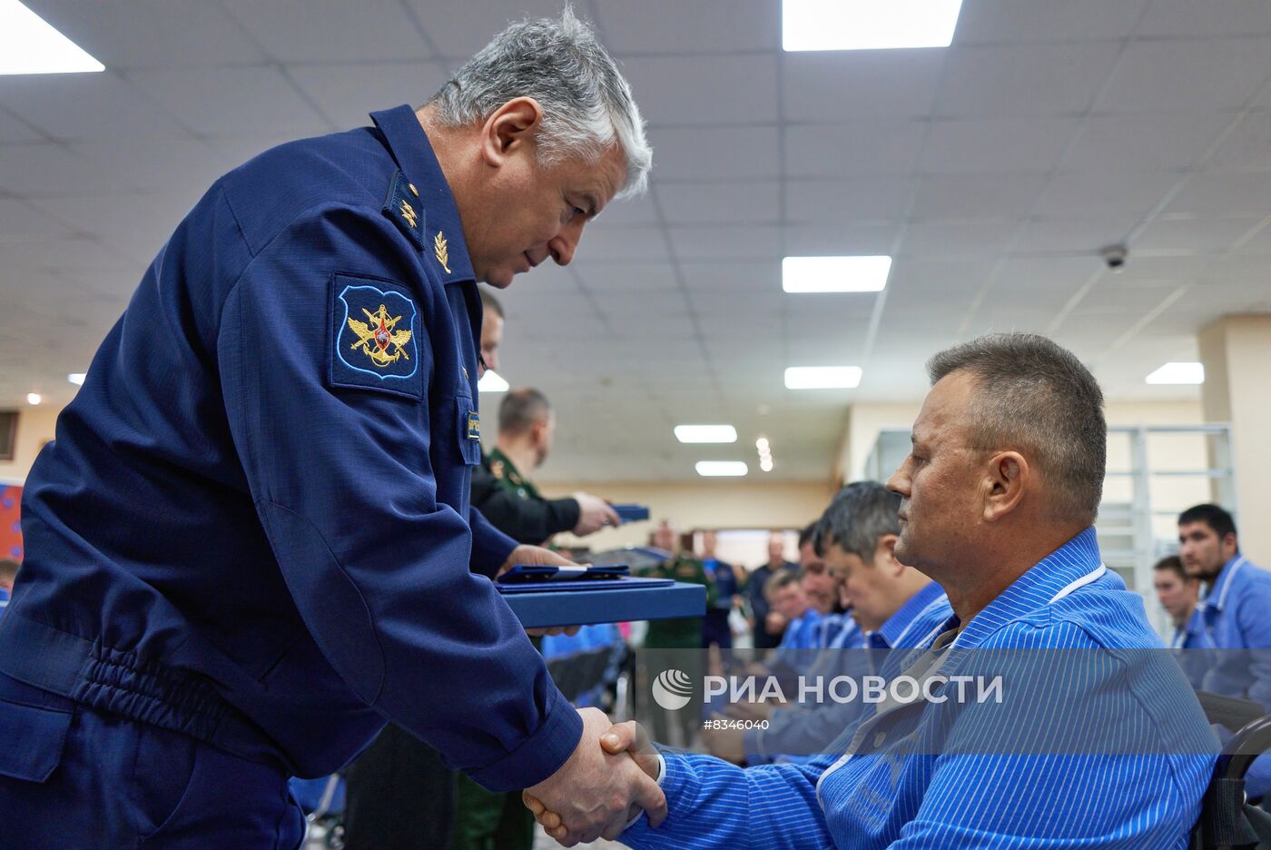 Участникам спецоперации, прошедшим переподготовку, вручены жилищные документы и госнаграды