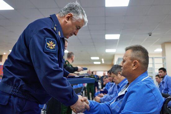 Участникам спецоперации, прошедшим переподготовку, вручены жилищные документы и госнаграды