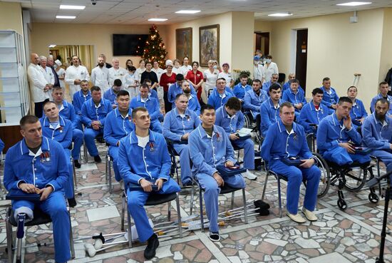 Участникам спецоперации, прошедшим переподготовку, вручены жилищные документы и госнаграды