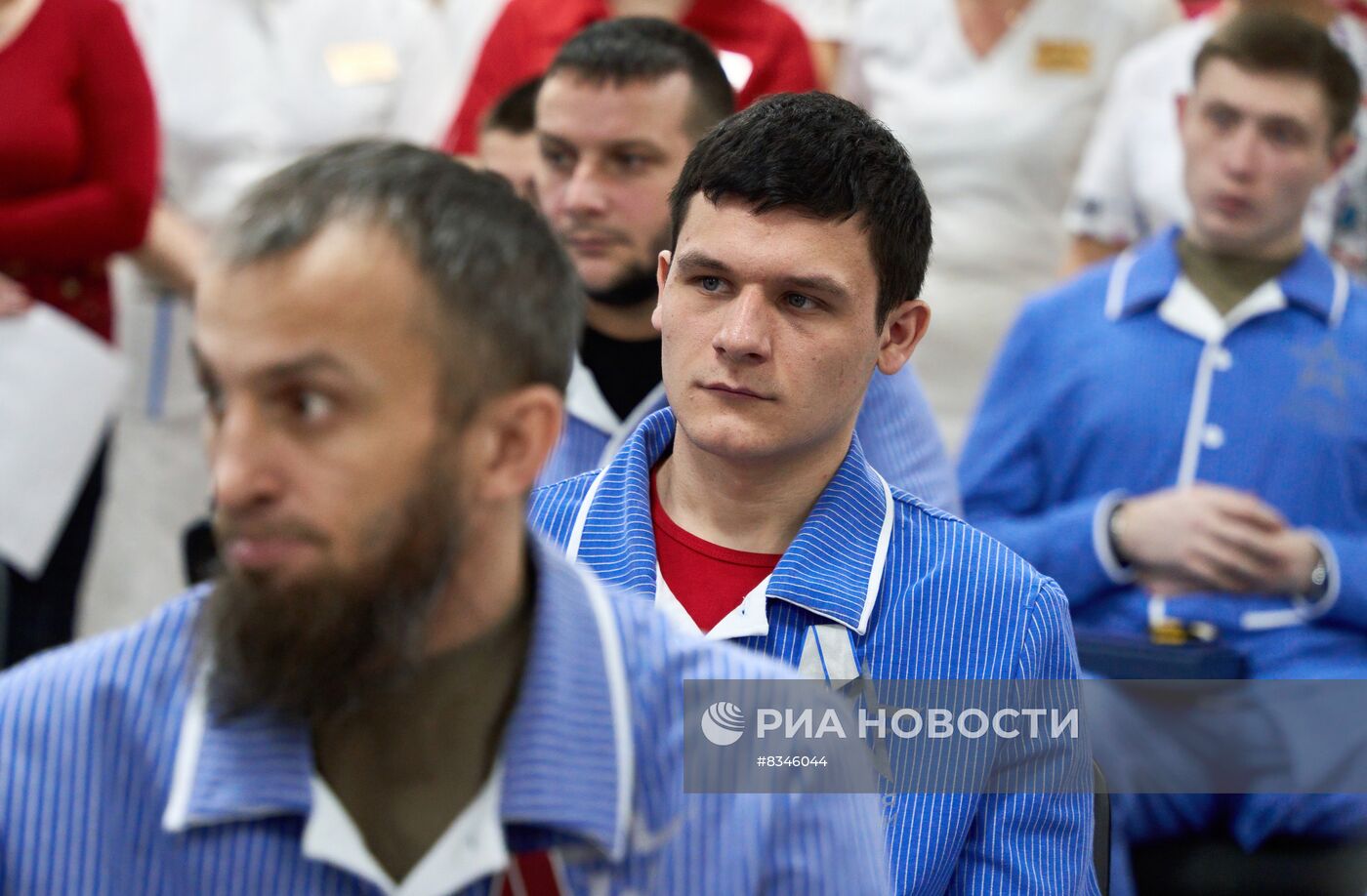 Участникам спецоперации, прошедшим переподготовку, вручены жилищные документы и госнаграды