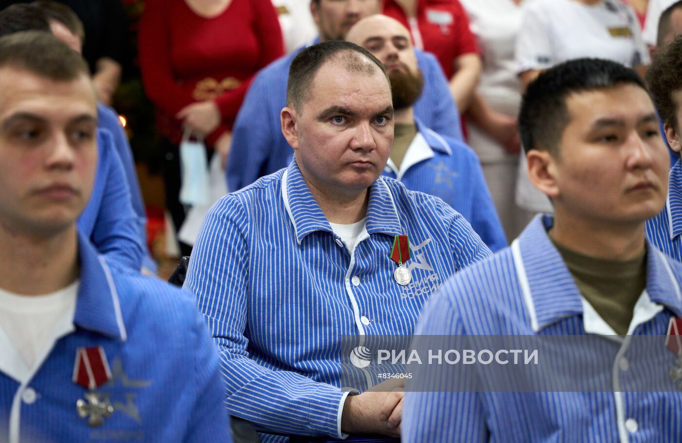 Участникам спецоперации, прошедшим переподготовку, вручены жилищные документы и госнаграды