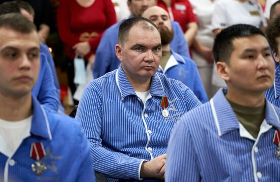 Участникам спецоперации, прошедшим переподготовку, вручены жилищные документы и госнаграды