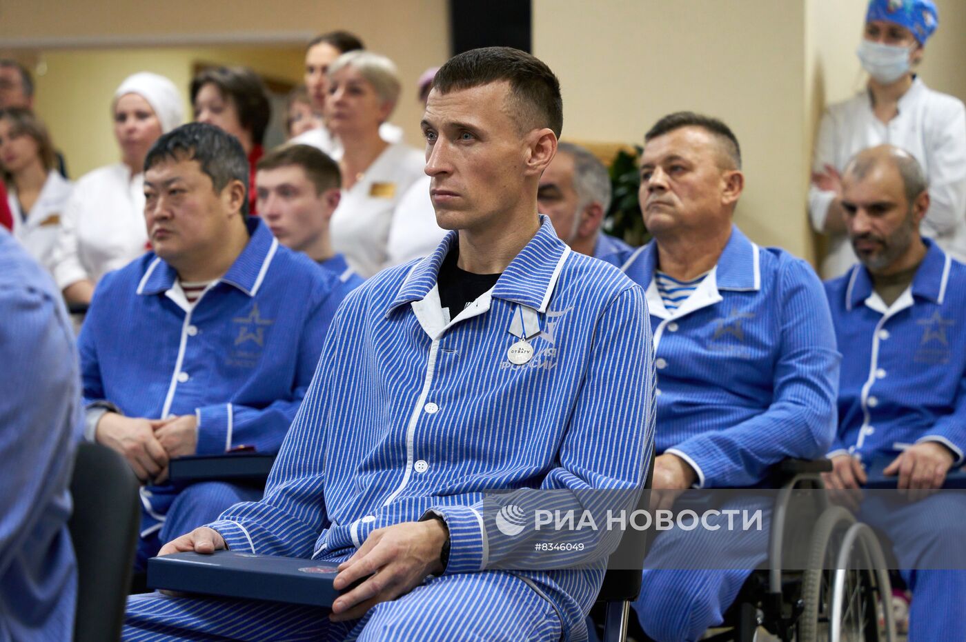 Участникам спецоперации, прошедшим переподготовку, вручены жилищные документы и госнаграды