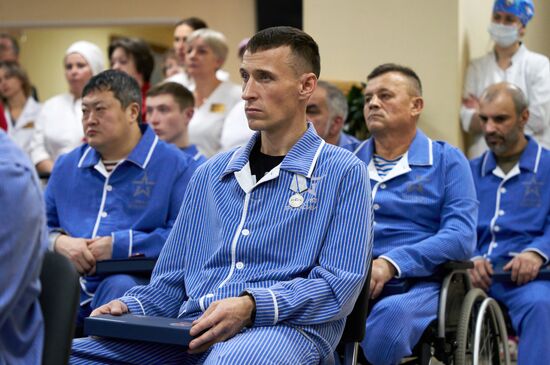 Участникам спецоперации, прошедшим переподготовку, вручены жилищные документы и госнаграды