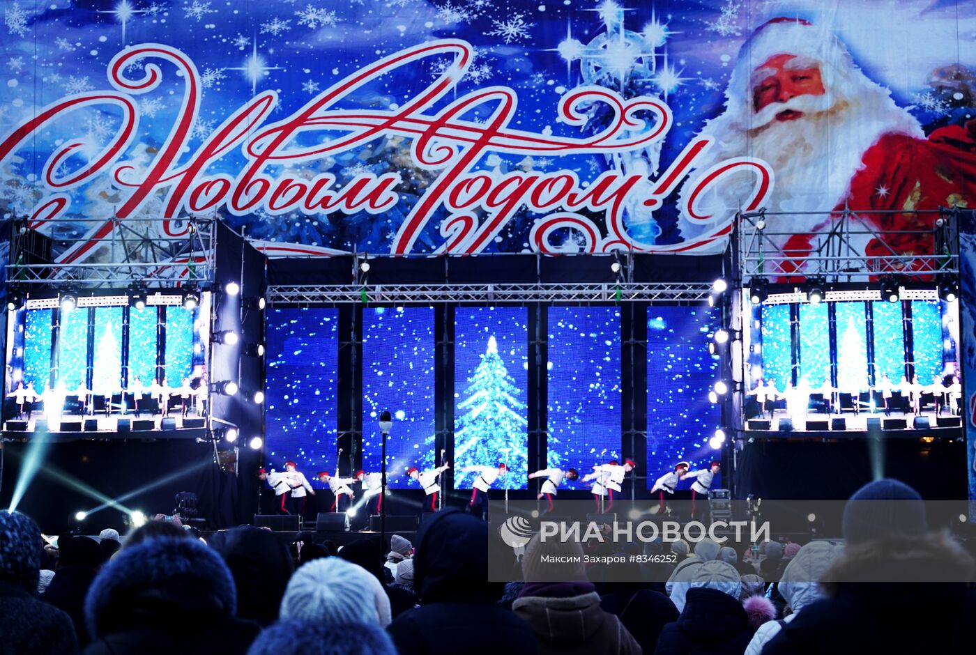 Открытие главной новогодней елки в Луганске