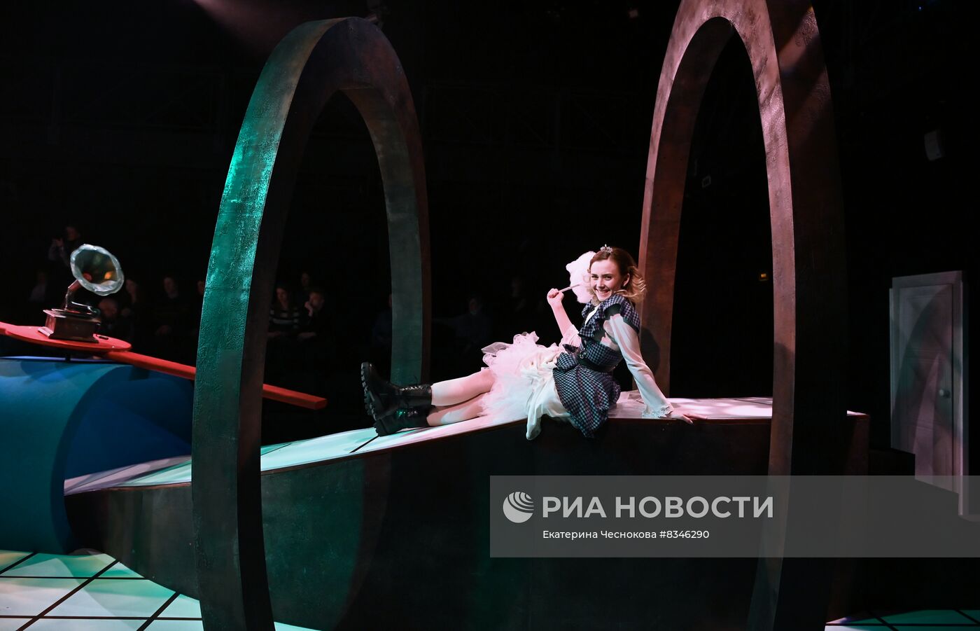 Спектакль "Огниво" в театре "Современник"