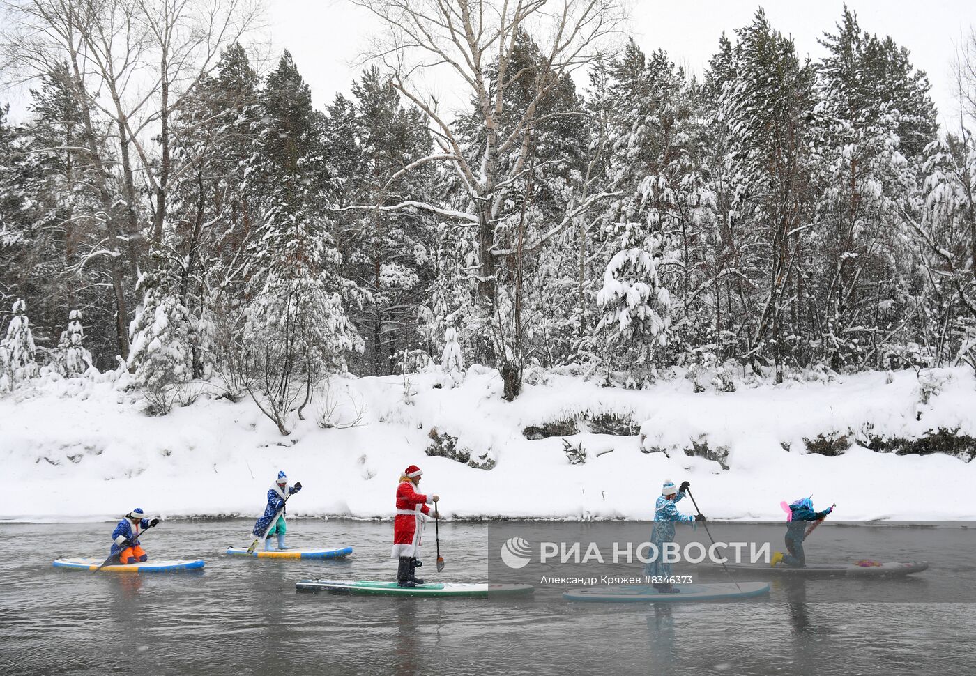 Новогодний заплыв sup-серферов в Новосибирске
