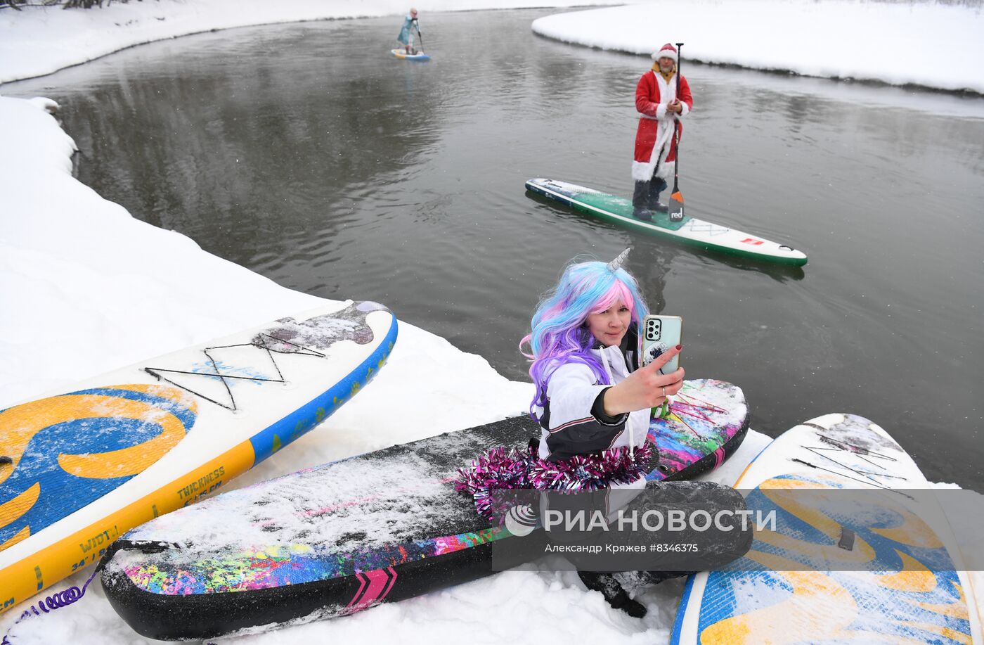 Новогодний заплыв sup-серферов в Новосибирске