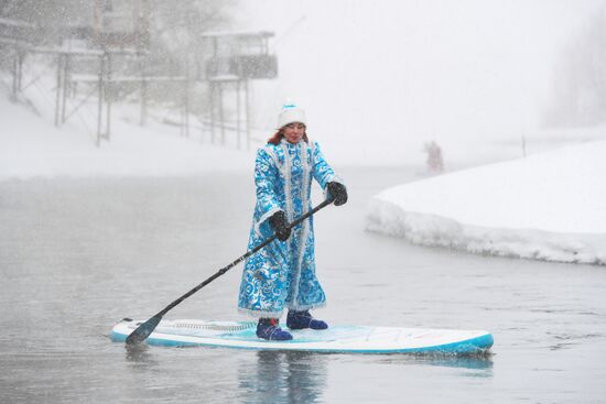 Новогодний заплыв sup-серферов в Новосибирске