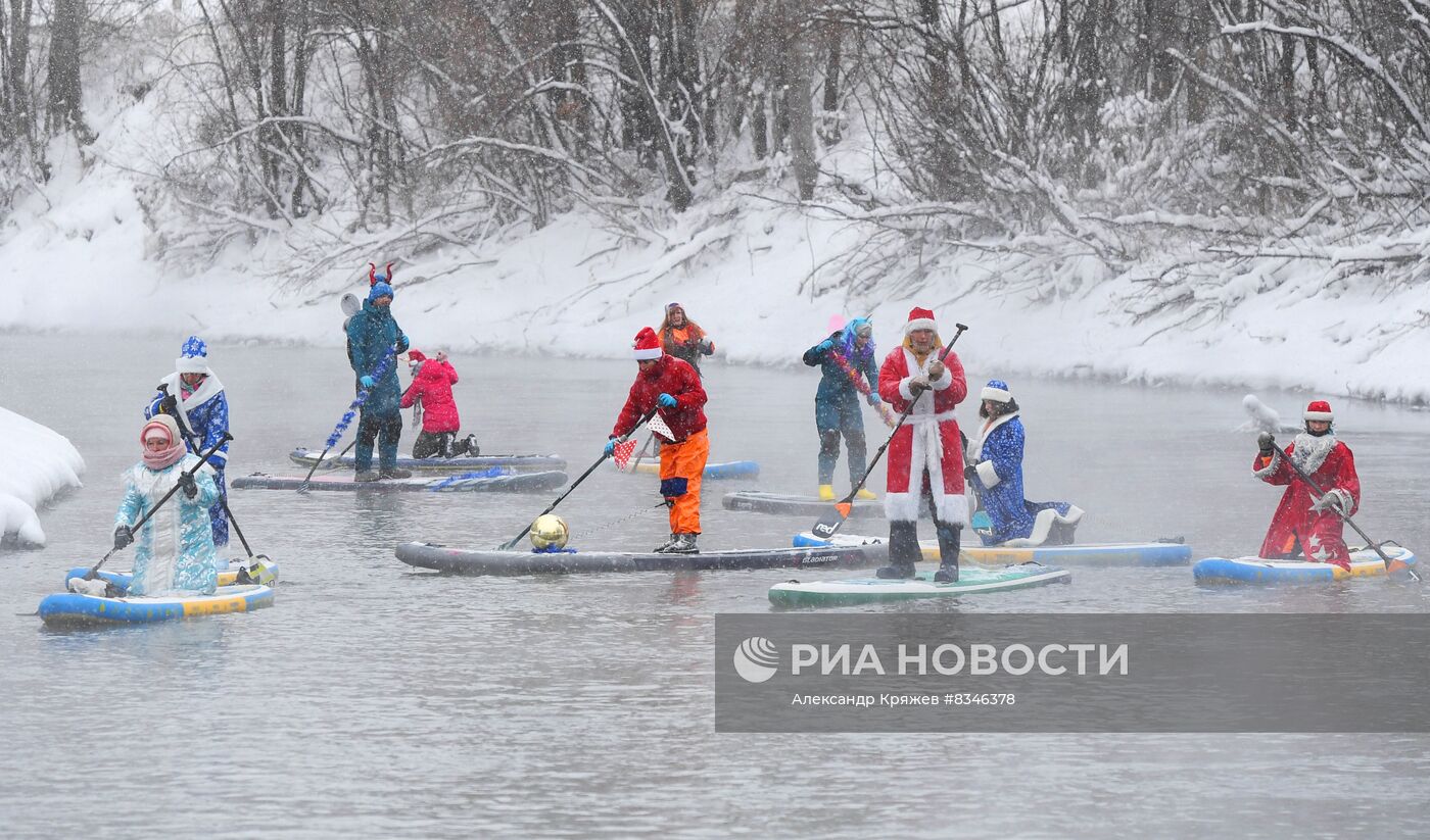 Новогодний заплыв sup-серферов в Новосибирске