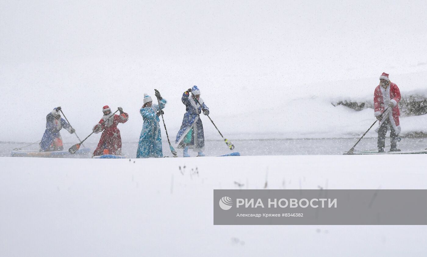 Новогодний заплыв sup-серферов в Новосибирске