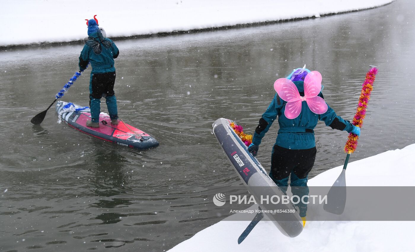 Новогодний заплыв sup-серферов в Новосибирске