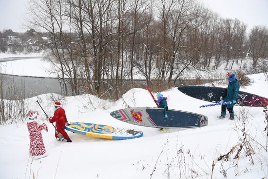 Новогодний заплыв sup-серферов в Новосибирске