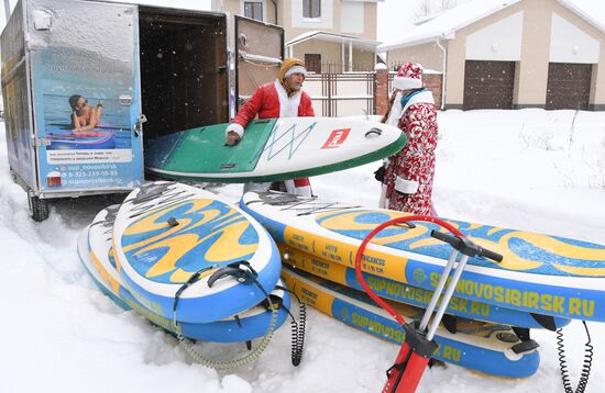 Новогодний заплыв sup-серферов в Новосибирске