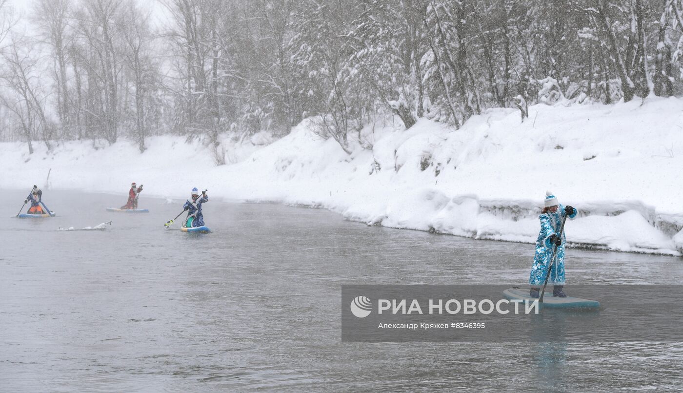 Новогодний заплыв sup-серферов в Новосибирске