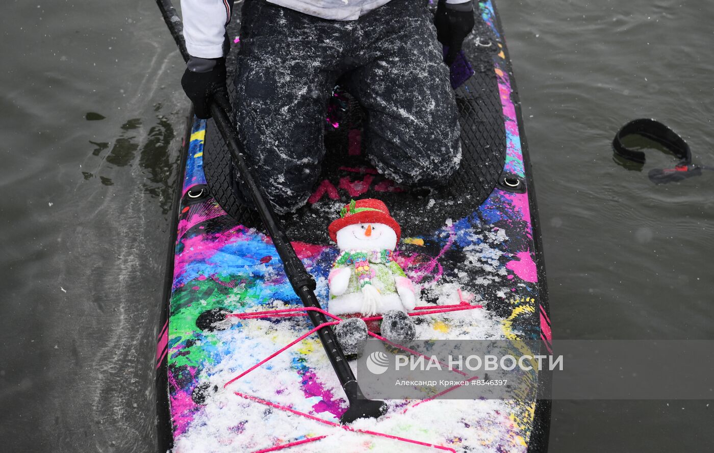 Новогодний заплыв sup-серферов в Новосибирске