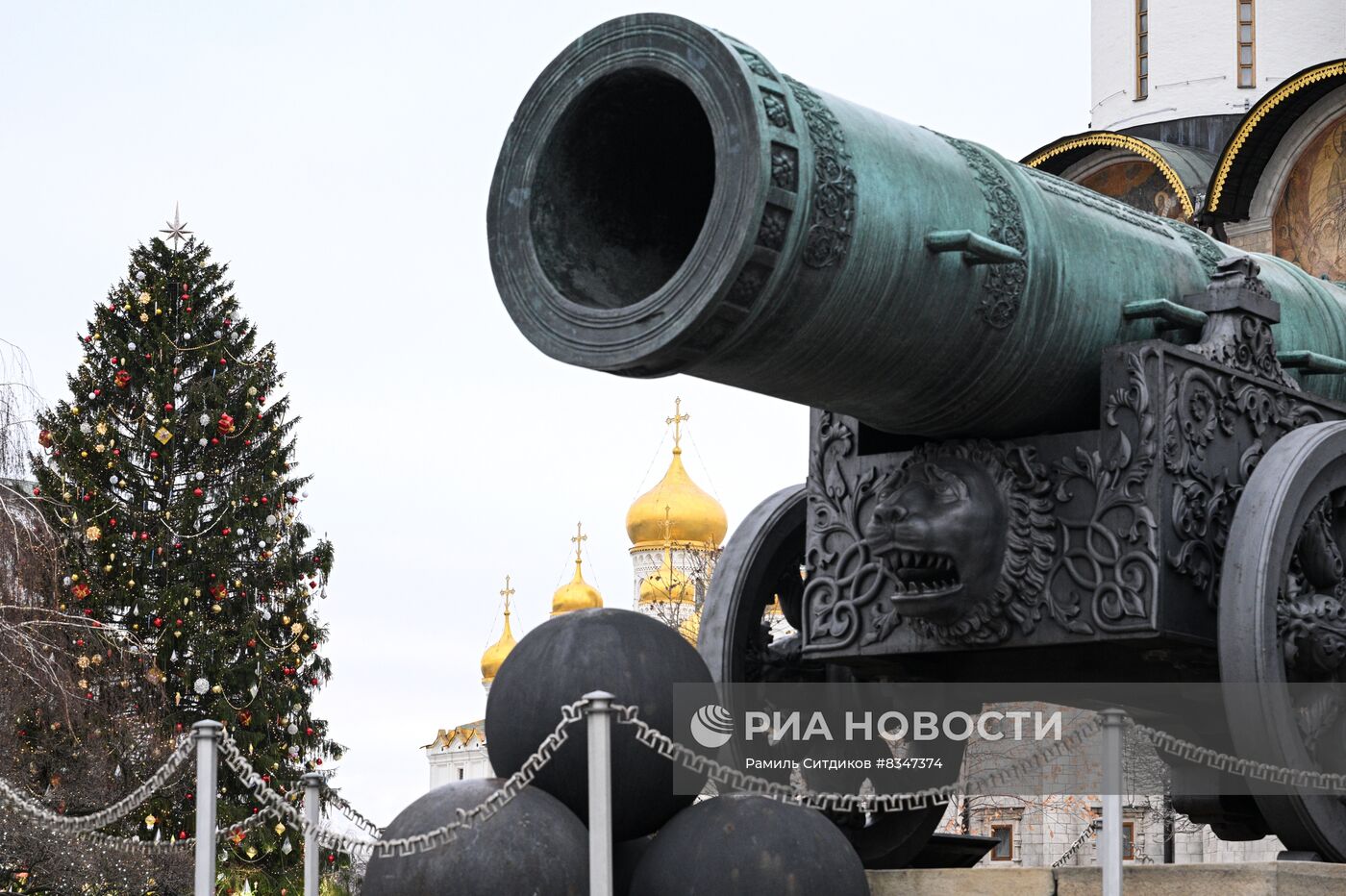 Новогодняя елка на Соборной площади Кремля 