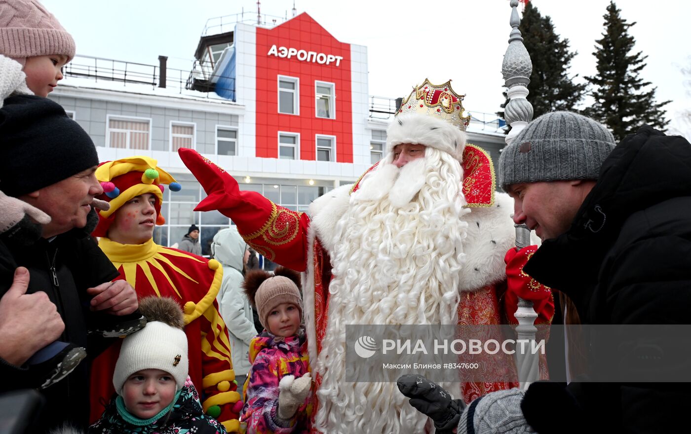 Первый регулярный авиарейс на вотчину Деда Мороза в Великом Устюге после реконструкции аэропорта