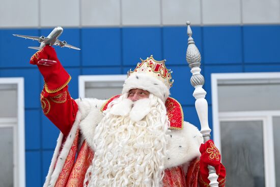 Первый регулярный авиарейс на вотчину Деда Мороза в Великом Устюге после реконструкции аэропорта