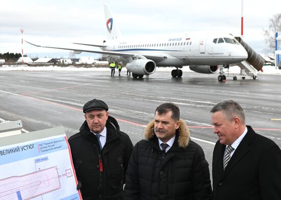 Первый регулярный авиарейс на вотчину Деда Мороза в Великом Устюге после реконструкции аэропорта