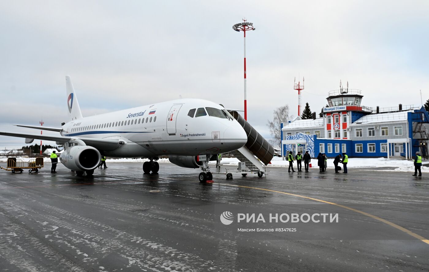 Первый регулярный авиарейс на вотчину Деда Мороза в Великом Устюге после реконструкции аэропорта