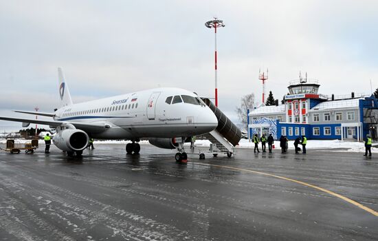 Первый регулярный авиарейс на вотчину Деда Мороза в Великом Устюге после реконструкции аэропорта