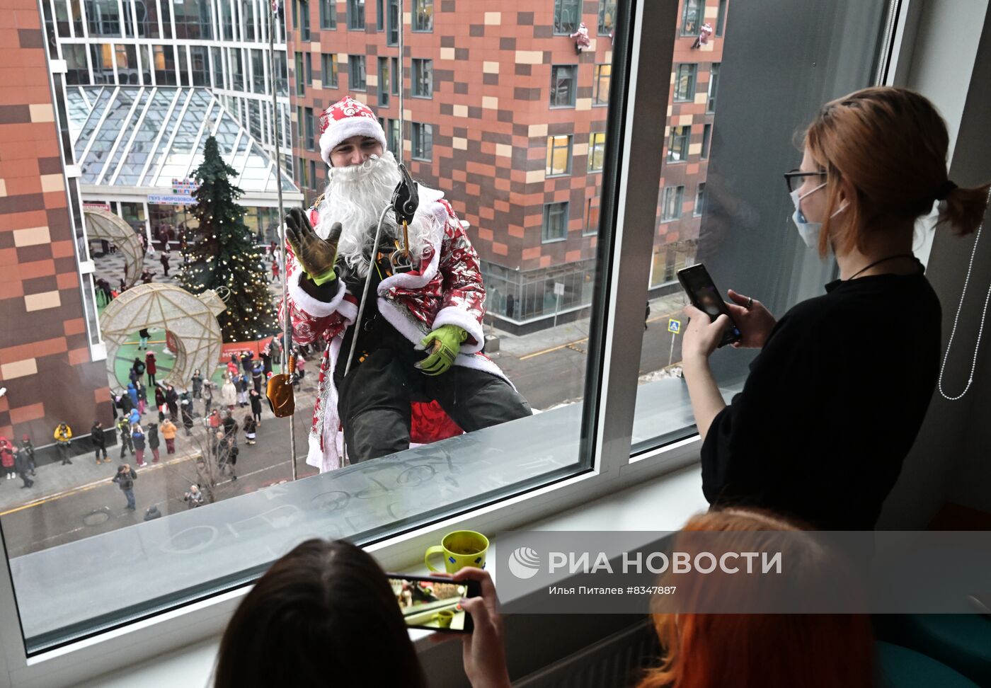 Новогодний десант Дедов Морозов и Снегурочек в детской Морозовской больнице