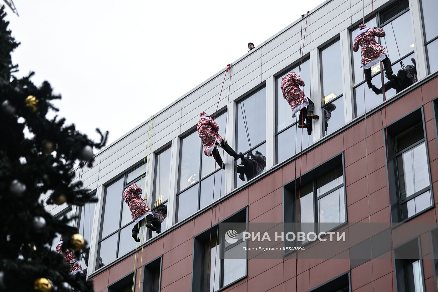 Новогодний десант Дедов Морозов и Снегурочек в детской Морозовской больнице