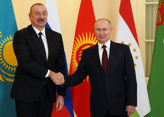 Президент РФ В. Путин принял участие в работе неформального саммита СНГ в Санкт-Петербурге