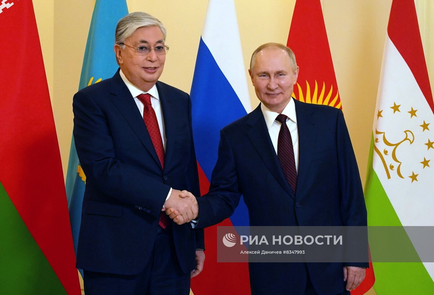 Президент РФ В. Путин принял участие в работе неформального саммита СНГ в Санкт-Петербурге