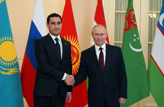 Президент РФ В. Путин принял участие в работе неформального саммита СНГ в Санкт-Петербурге