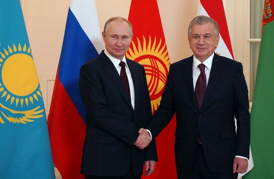 Президент РФ В. Путин принял участие в работе неформального саммита СНГ в Санкт-Петербурге