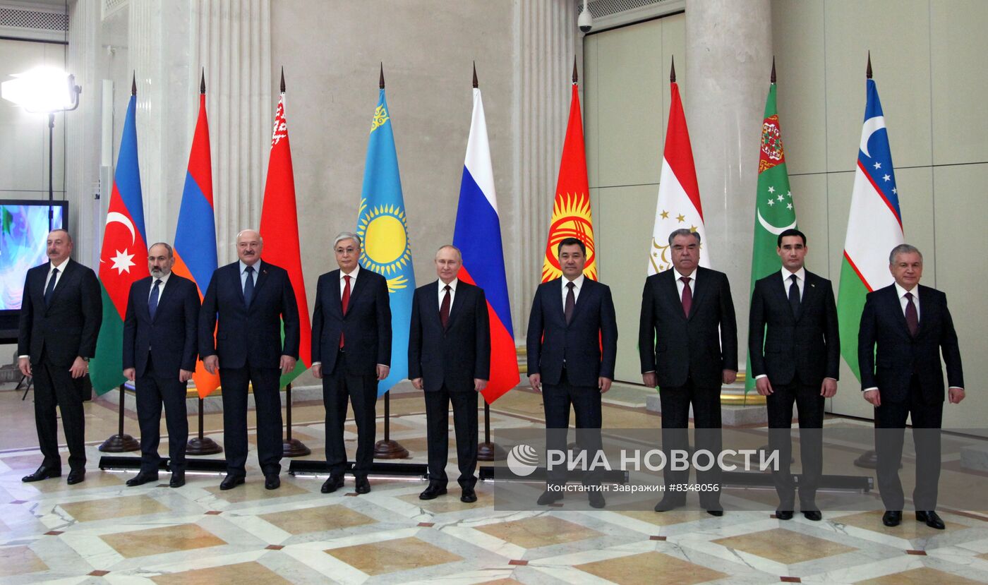 Президент РФ В. Путин принял участие в работе неформального саммита СНГ в Санкт-Петербурге