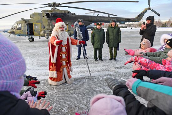 Новогодний утренник для детей участников СВО на военном аэродроме "Кольцово" 