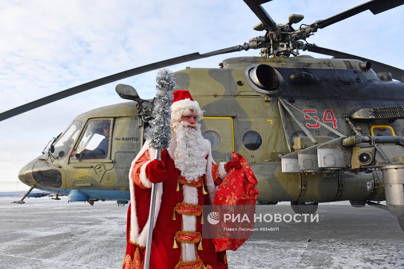 Новогодний утренник для детей участников СВО на военном аэродроме "Кольцово" 