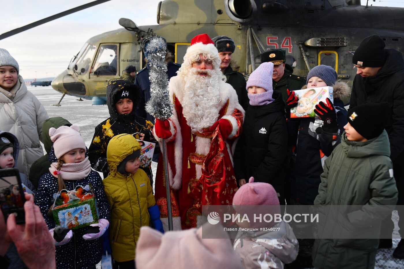 Новогодний утренник для детей участников СВО на военном аэродроме "Кольцово" 