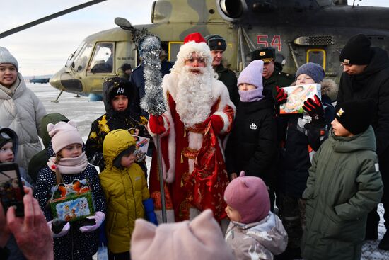 Новогодний утренник для детей участников СВО на военном аэродроме "Кольцово" 